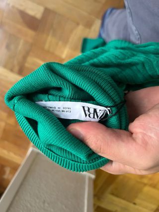 Jersey Zara verde con etiqueta cuello vuelto