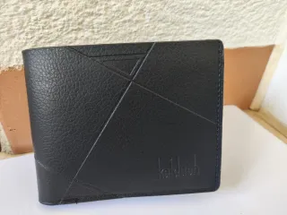 Billetera negra con diseño geométrico