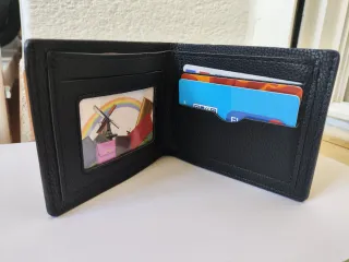 Billetera negra con diseño geométrico