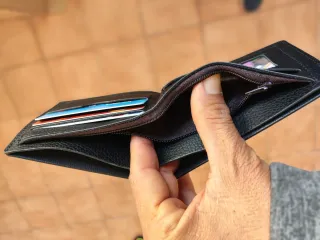 Billetera negra con diseño geométrico