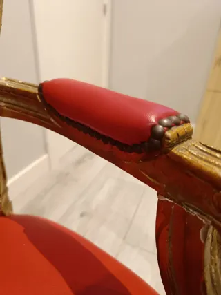 Butaca estilo trono dorada y roja