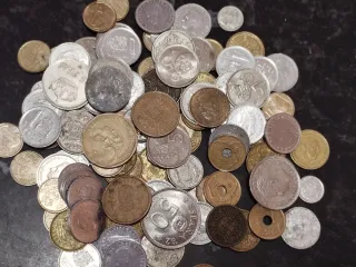 Lote con algo más de 100 monedas españolas antigua