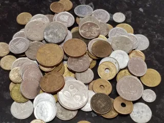 Lote con algo más de 100 monedas españolas antigua