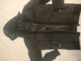 Cazadora negra con capucha