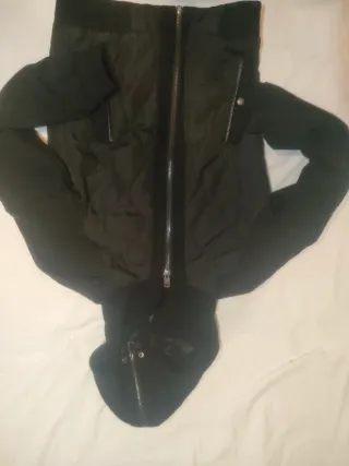 Cazadora negra con capucha