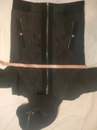 Cazadora negra con capucha