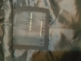 Cazadora negra con capucha