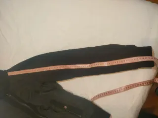 Cazadora negra con capucha