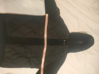 Cazadora negra con capucha