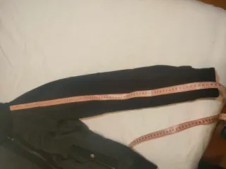 Cazadora negra con capucha