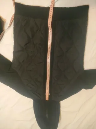 Cazadora negra con capucha