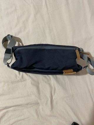 Bolso Bellroy sling gris