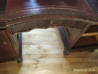 Escritorio de caoba antiguo con tapa de cuero