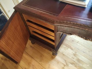 Escritorio de caoba antiguo con tapa de cuero