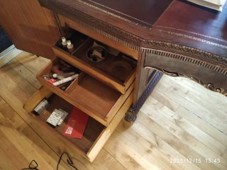 Escritorio de caoba antiguo con tapa de cuero