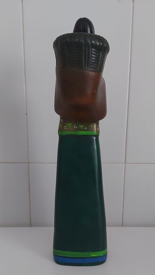 Figura artesanal de mujer indígena