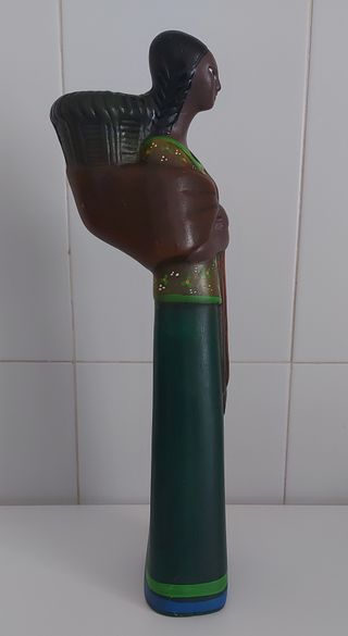 Figura artesanal de mujer indígena