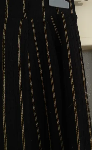 Pantalón H&M pinzas rayas doradas.