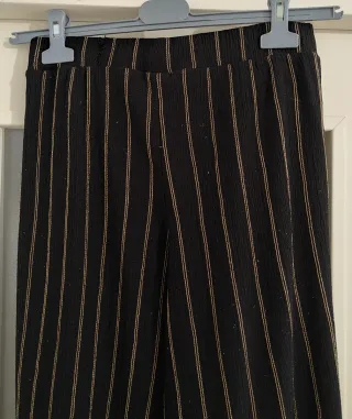 Pantalón H&M pinzas rayas doradas.