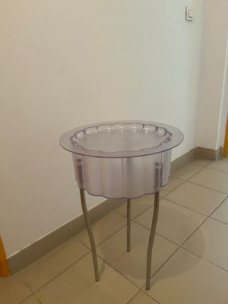 Mesita auxiliar Ikea transparente y metal
