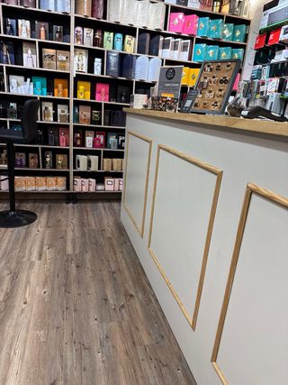 Mostrador perfumería greige