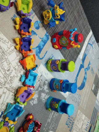 Lote figuras y juguetes y juegos Super Things