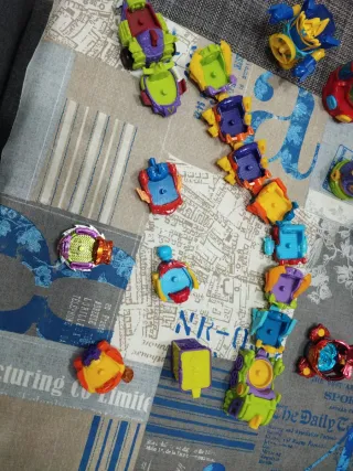 Lote figuras y juguetes y juegos Super Things