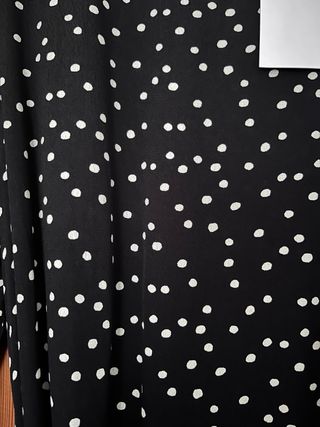 Vestido negro lunares blancos