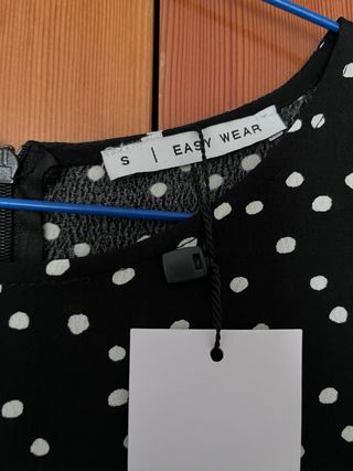 Vestido negro lunares blancos