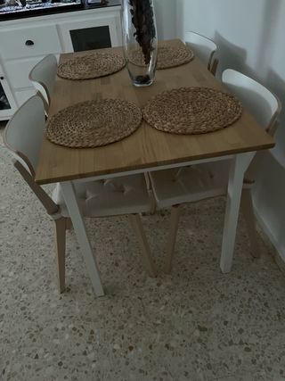 Mesa IKEA y 4 Sillas (3 meses uso)