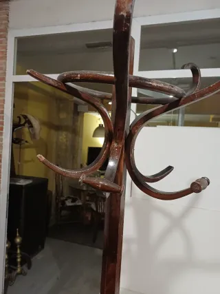 Perchero de madera antiguo
