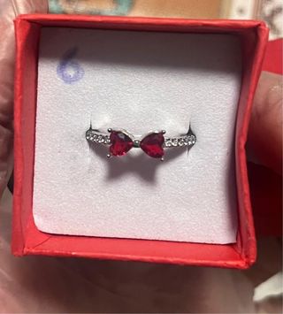Anillo lazo plata con piedras rojas