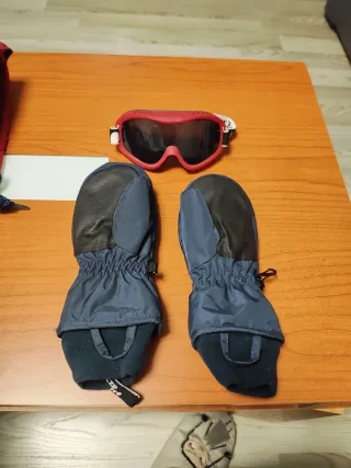 Mono de nieve azul y rojo