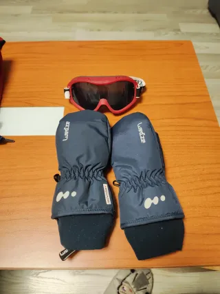 Mono de nieve azul y rojo