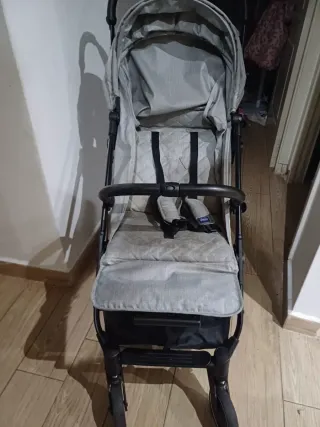 Carrito de bebé gris