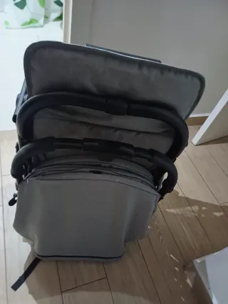 Carrito de bebé gris