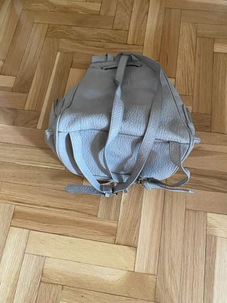 Mochila Zara piel gris flecos