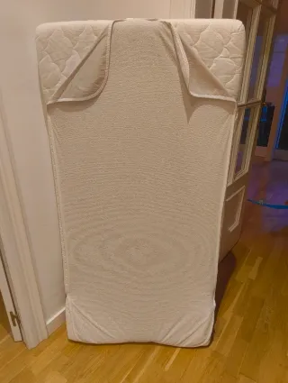 Colchón infantil 140x70 y protector.