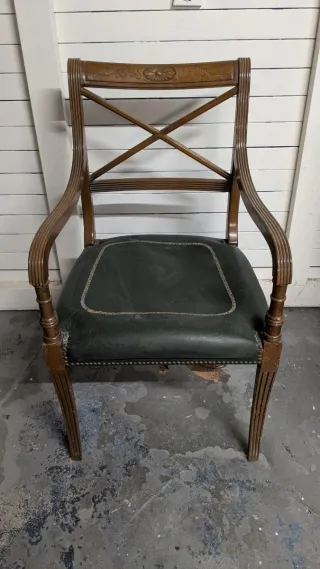 Silla antigua cuero estilo inglés