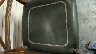 Silla antigua cuero estilo inglés