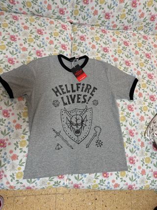 Camiseta Stranger Things Hellfire Lives Pull&Bear