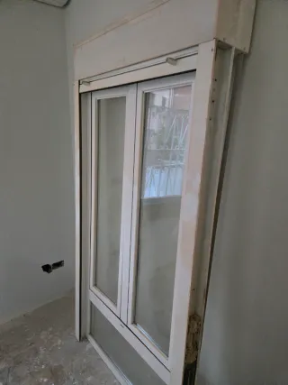 Ventana aluminio con persiana