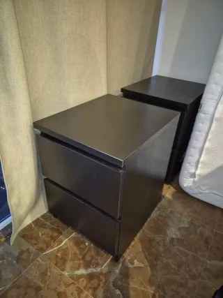 Mesita de noche de madera oscura