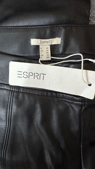 Pantalones Esprit efecto piel negros