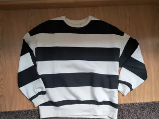 Sudadera de rayas blancas y negras