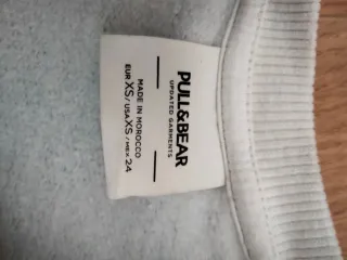 Sudadera de rayas blancas y negras