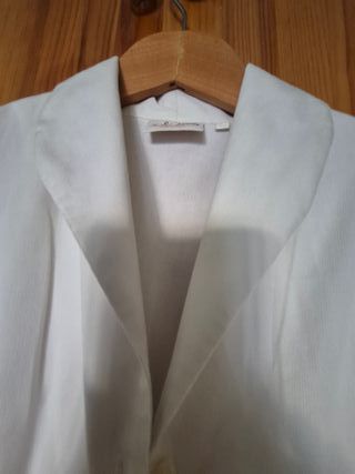 Camisa beige y blanca