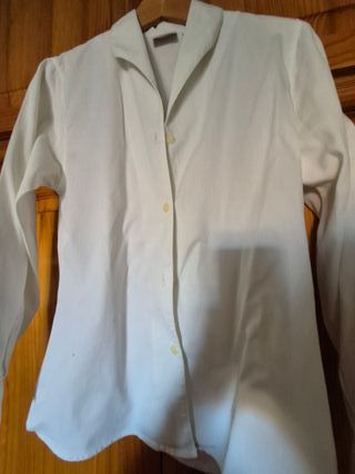 Camisa beige y blanca