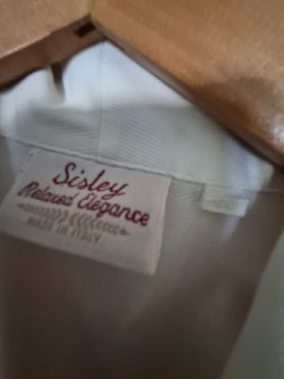 Camisa beige y blanca