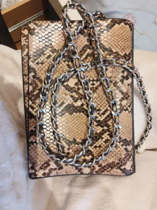 Bolso Pull and Bear efecto piel serpiente